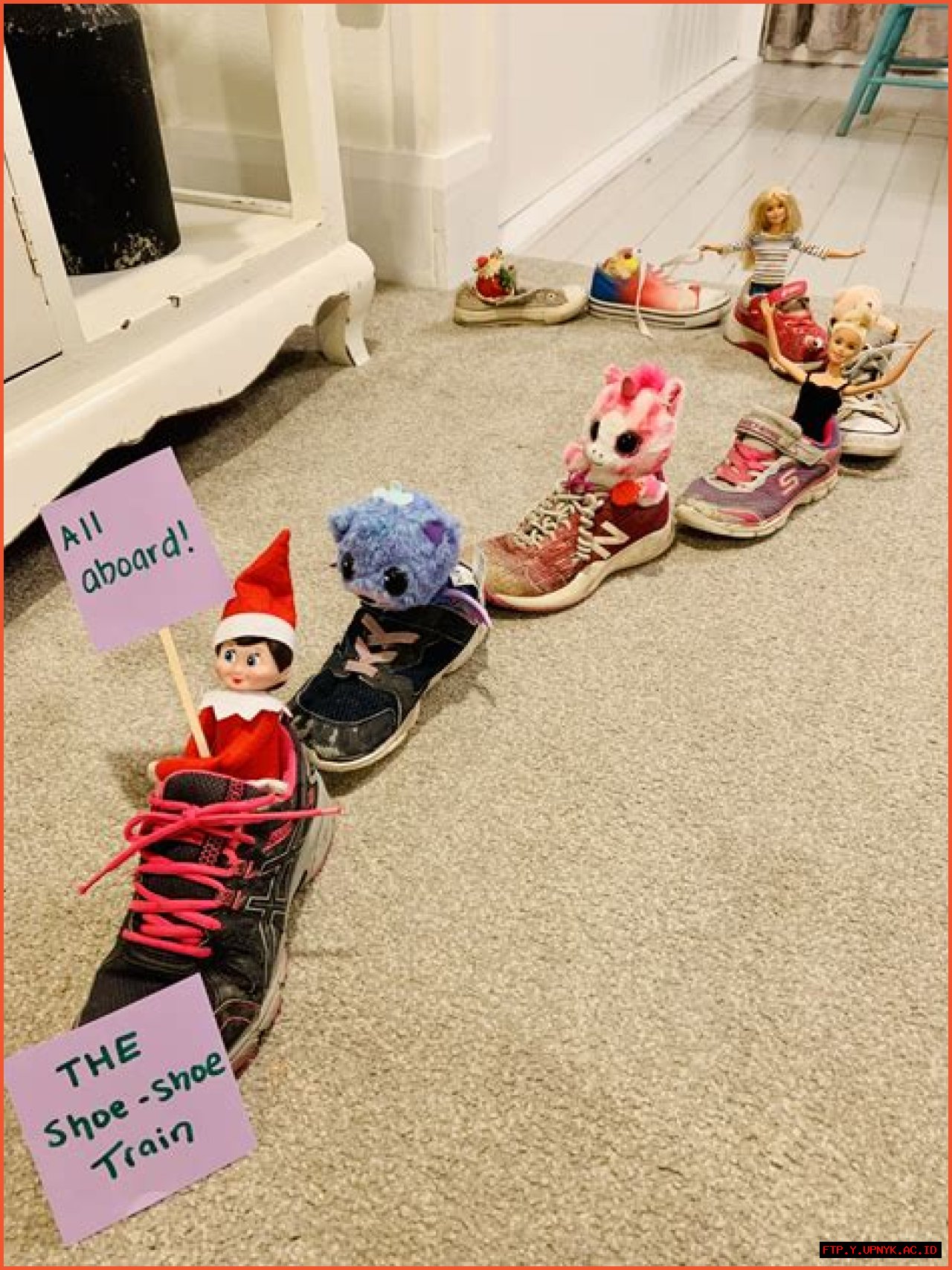 Amazing Elf Train Set: Fun For The Whole Family