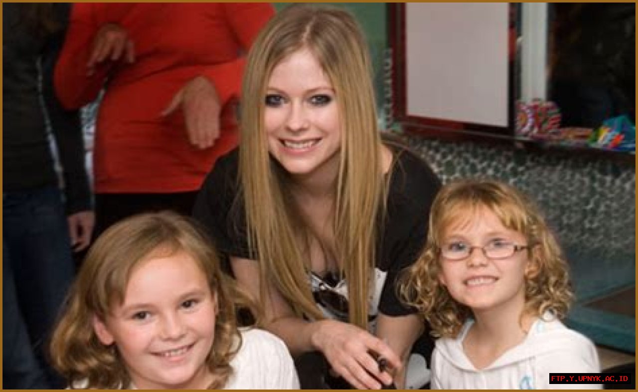 Avril Lavigne's Family: Does She Have Children?