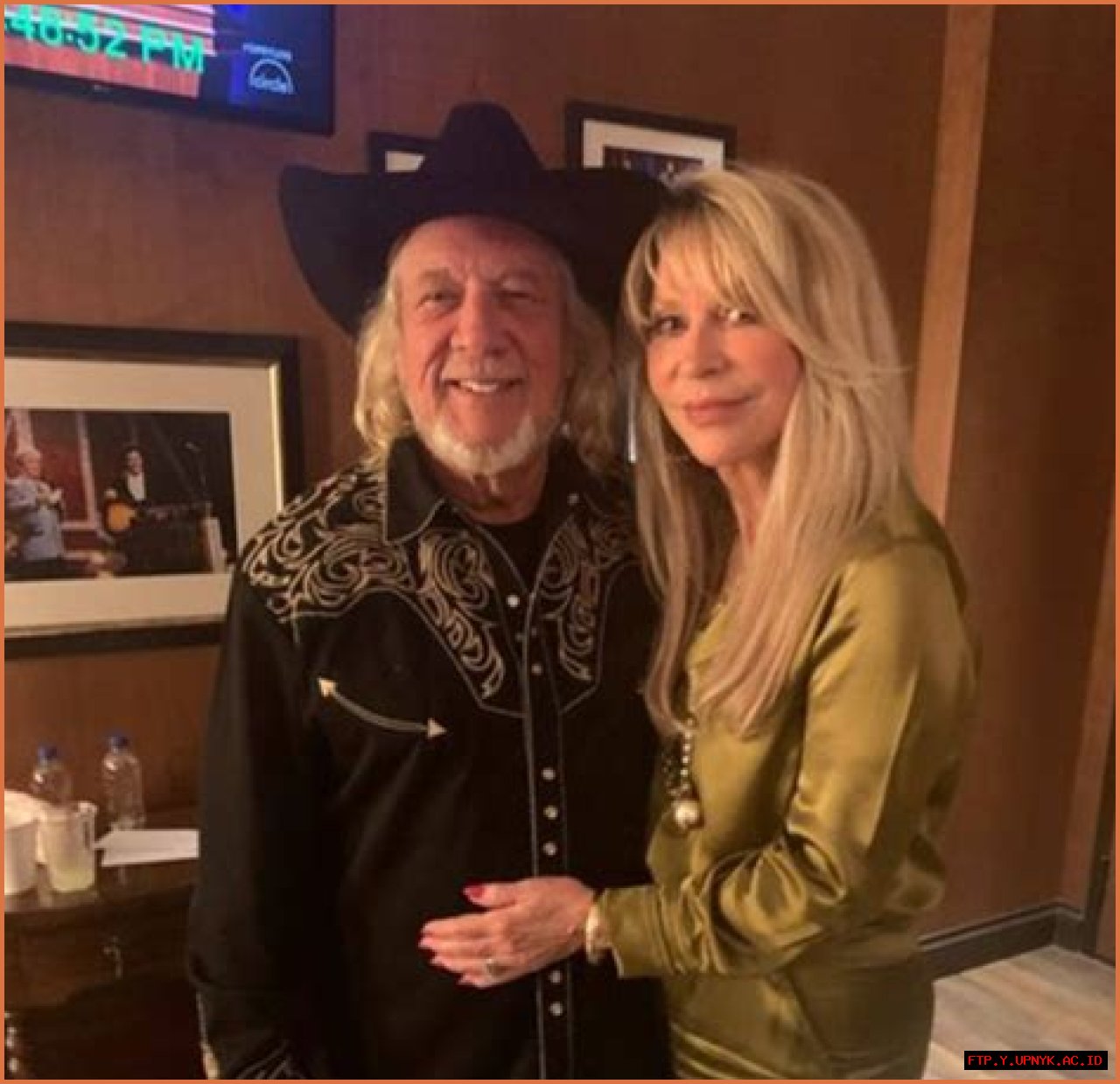 Discover John Anderson's Wife Age: Uncover The Truth