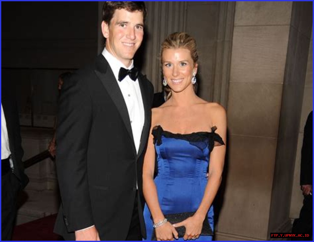 Get The Scoop: Eli Manning's Beautiful Wife In Breathtaking Photos