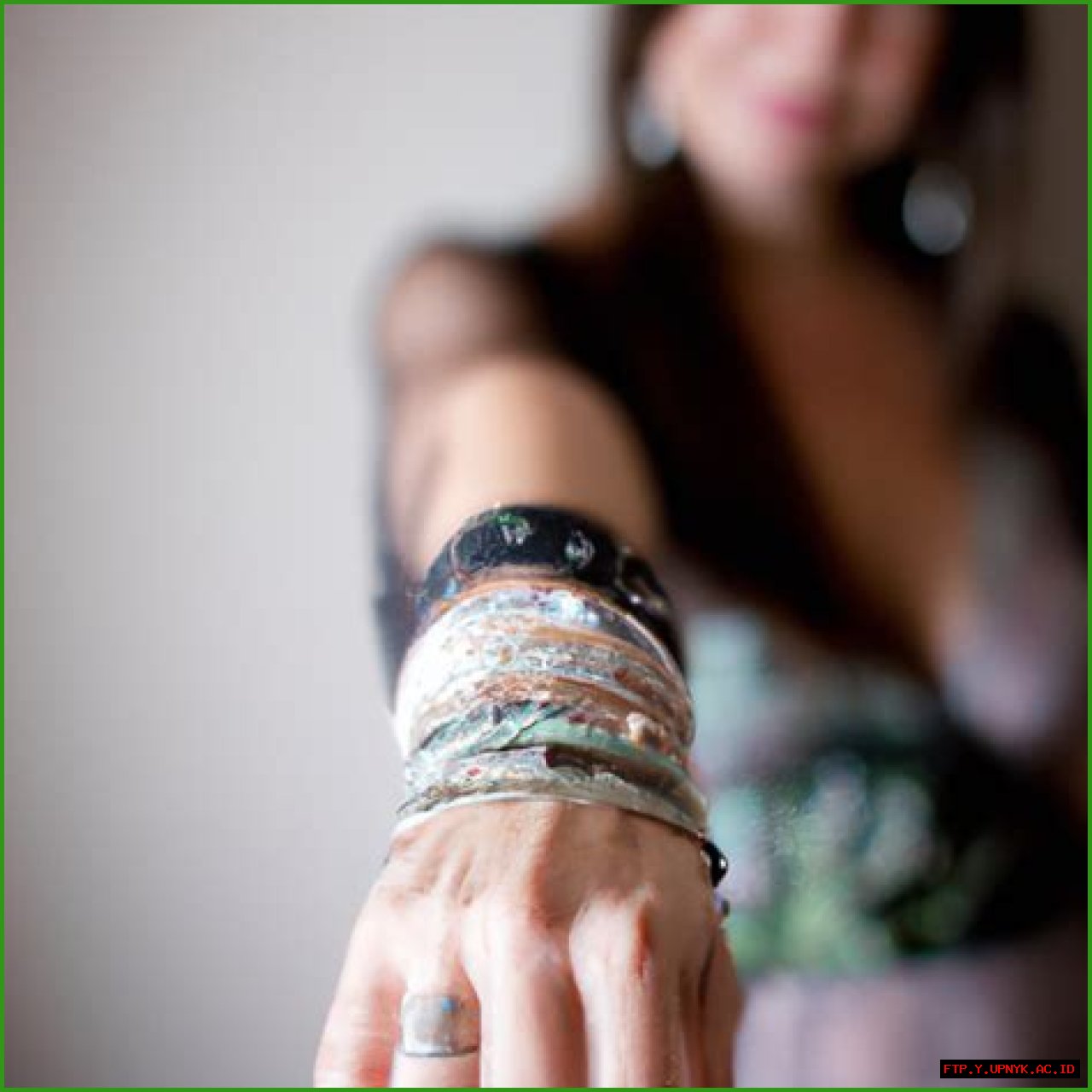 Gwen Stefani Bracelets: Eye-Catching Designs For Style Lovers
