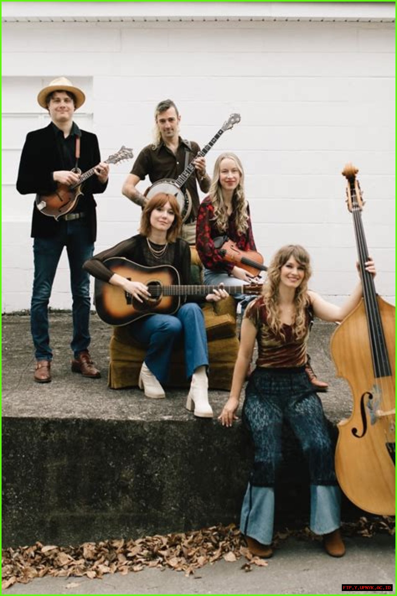 How Old Is Molly Tuttle? The Young Bluegrass Prodigy's Age And Career