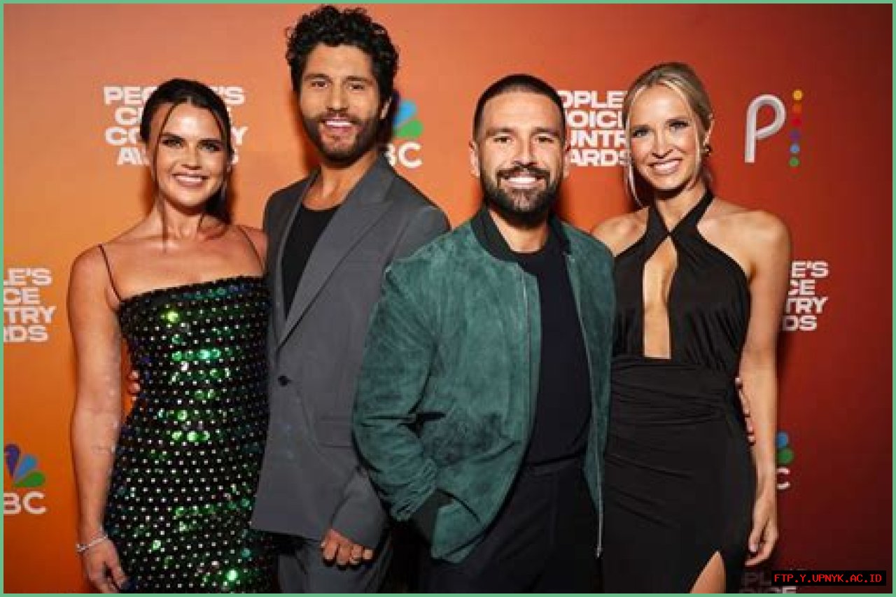 How Tall Is Shay Mooney Of The Duo Dan + Shay?