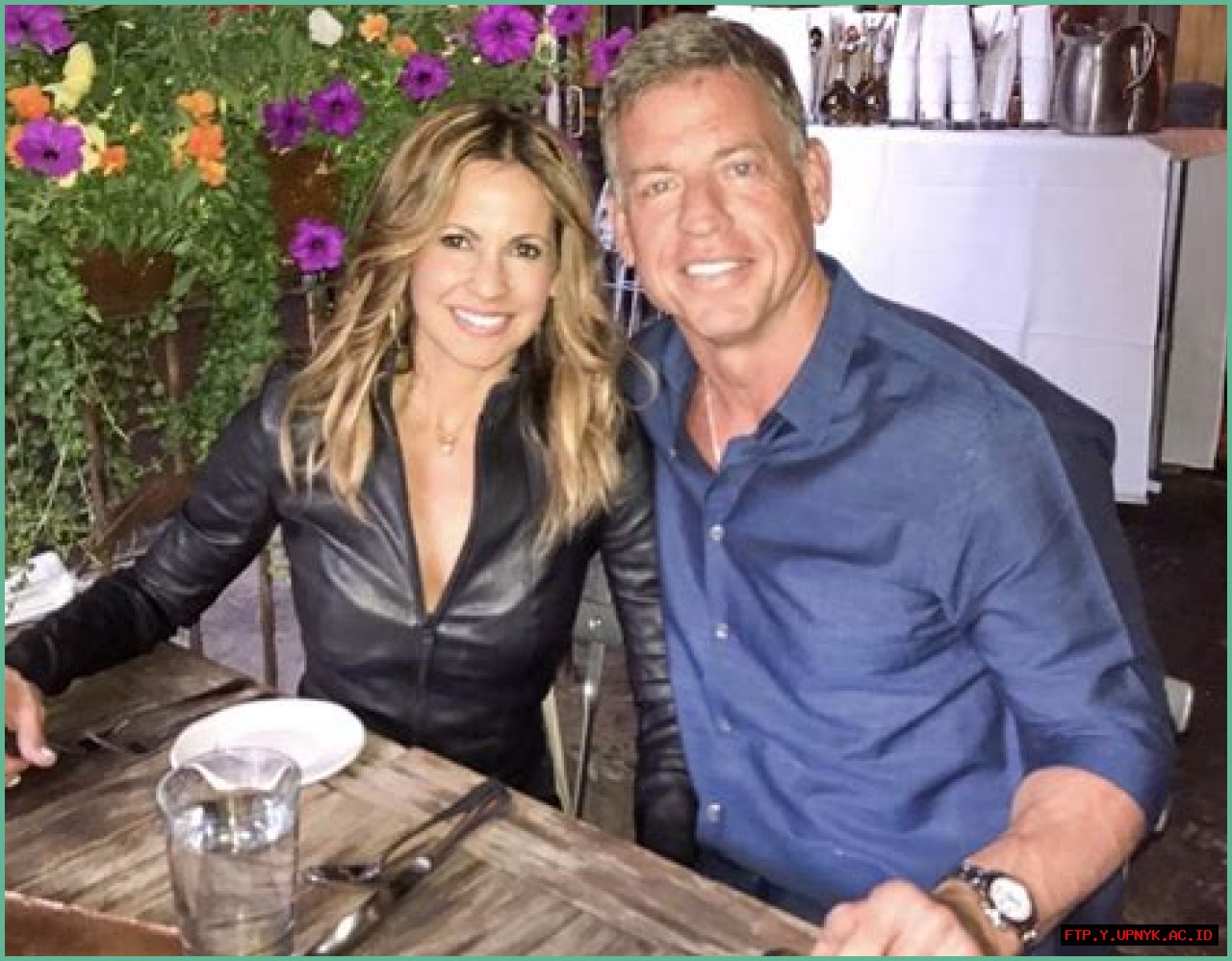 Is Troy Aikman Really Married? Uncover The Truth