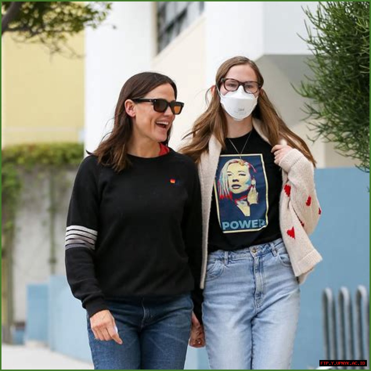 Jennifer Garner's Daughter Violet Stuns In A Must-Wear Mask