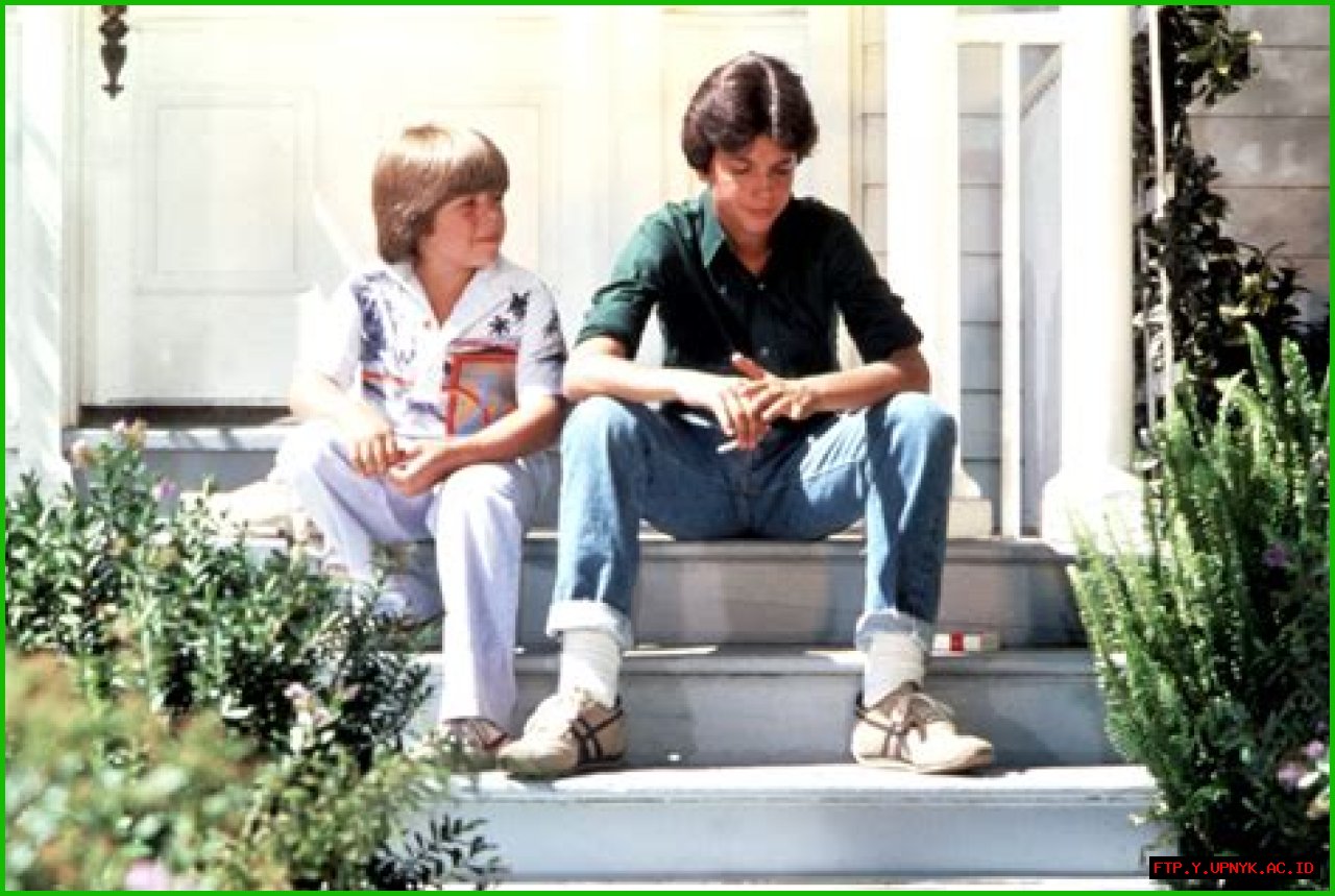 Meet The Cast Of The Iconic '80s Sitcom 'Eight Is Enough'