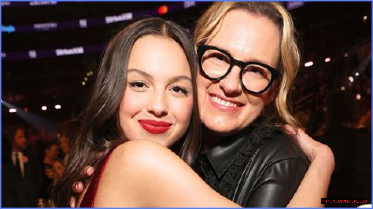 Olivia Rodrigo's Mom: Unraveling The Family Behind A Rising Star