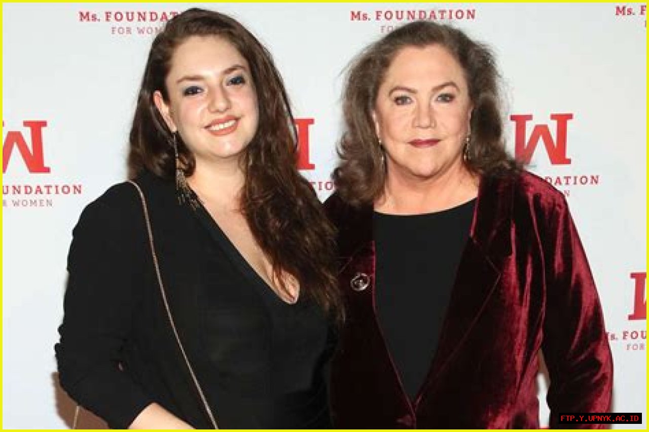 Rachel Weiss And Kathleen Turner's Daughter: A Look Into Their Relationship