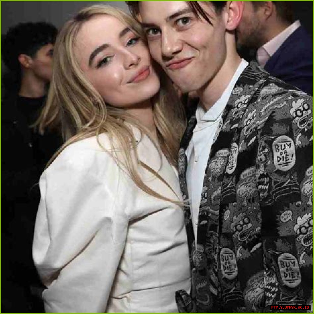 Sabrina Carpenter's Height In Centimeters: Everything You Need To Know