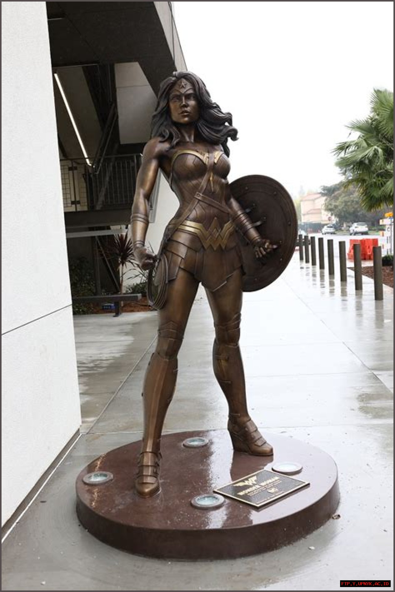 The Definitive Wonder Woman Statue: Lynda Carter Immortalized