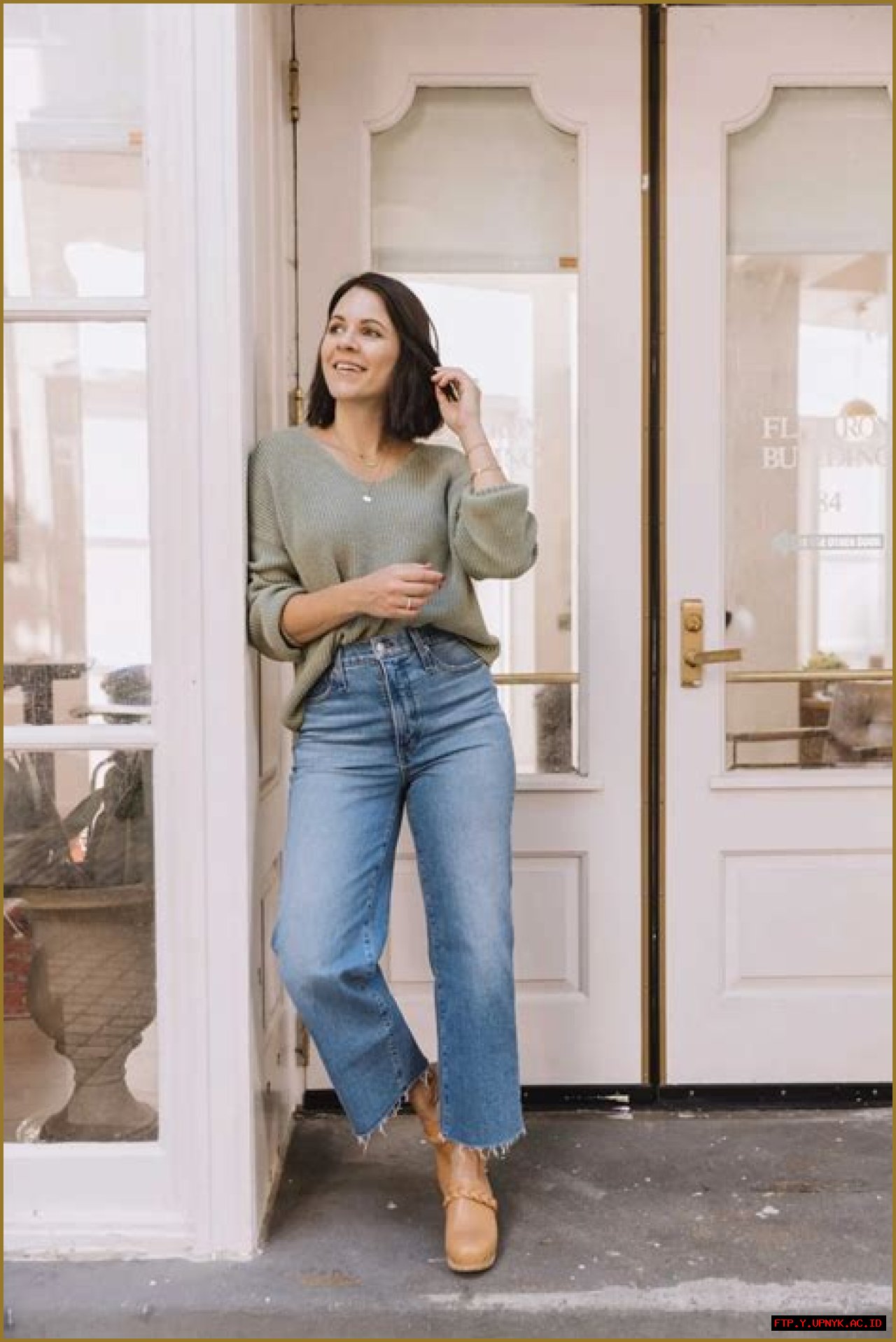 The Essential Guide To Styling Skinny Jeans With Clogs