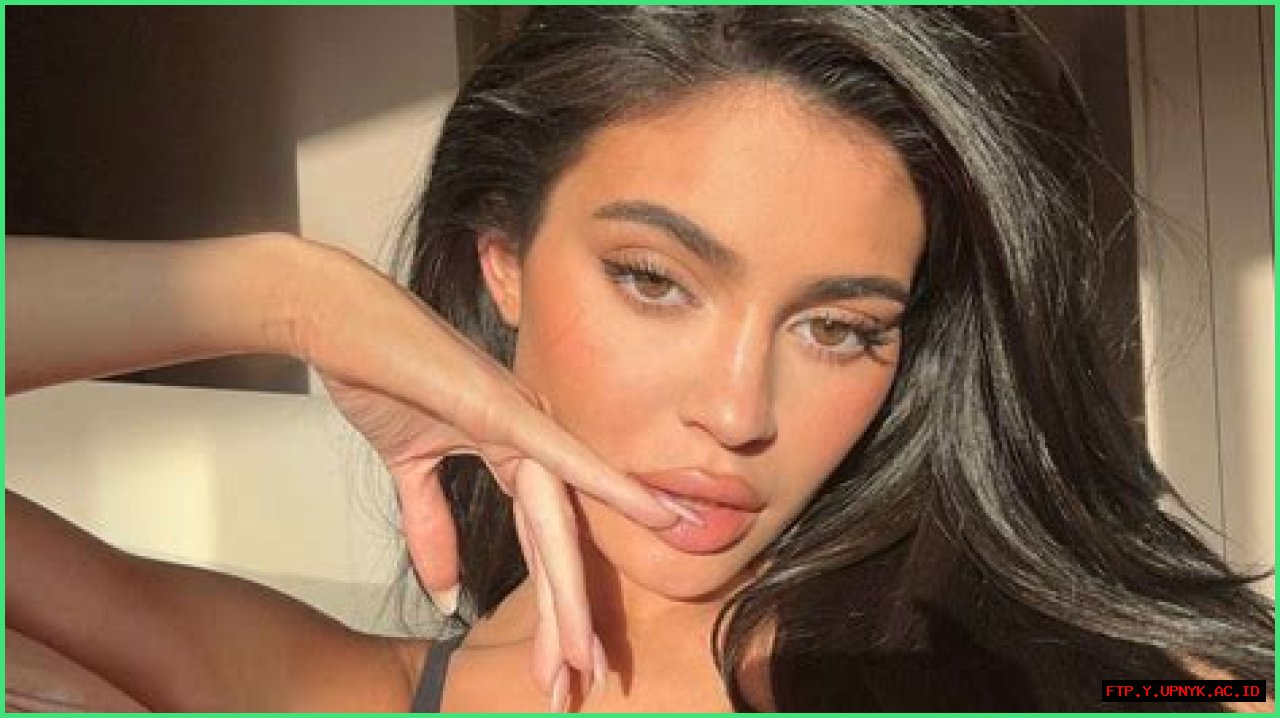 The Ultimate Guide To Kylie Jenner's Shoe Size