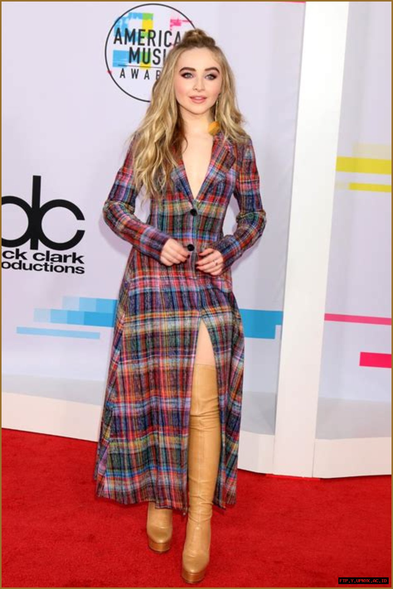 Uncovering The Height Of Sabrina Carpenter: Measurements And Comparisons