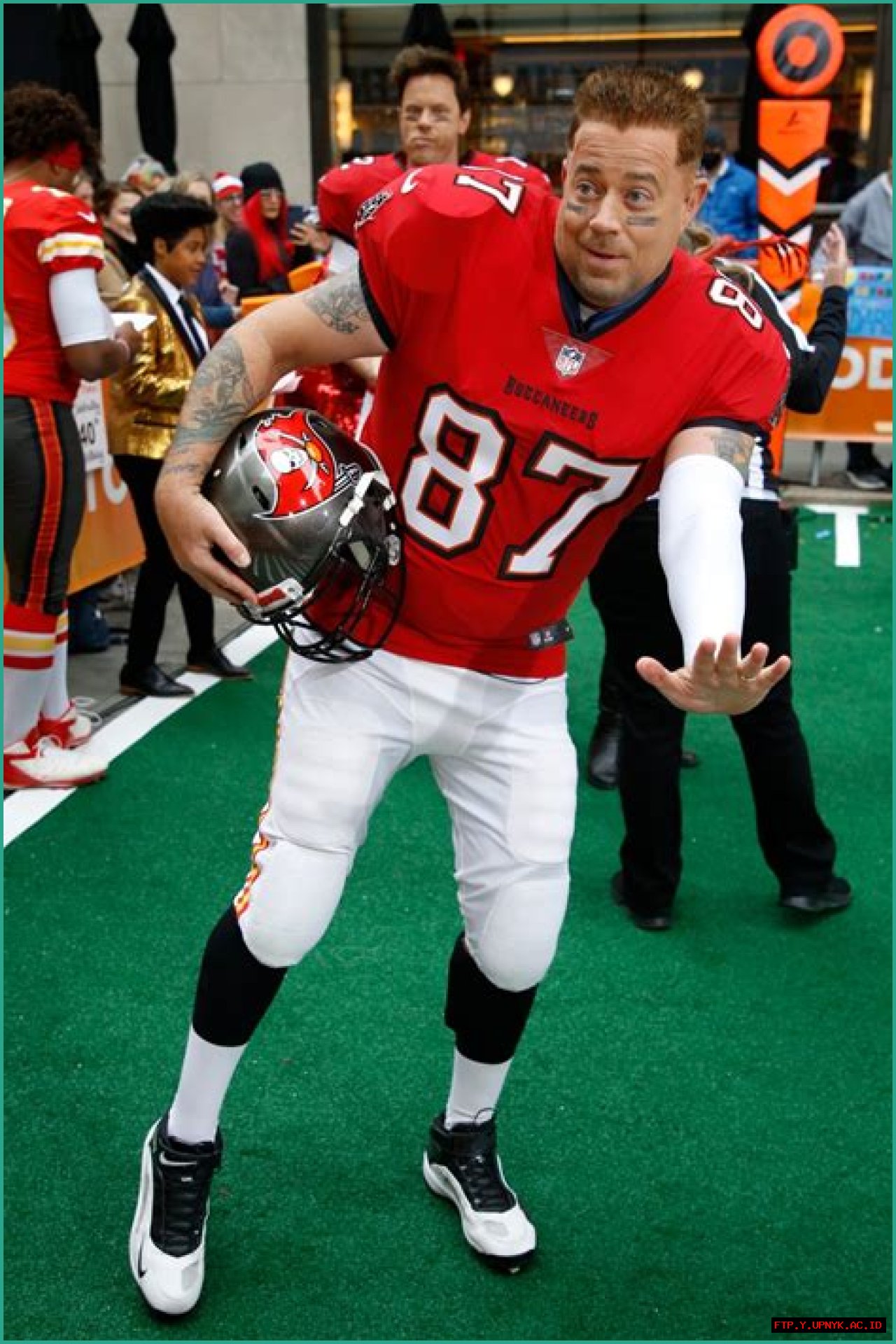 Unveiling Carson Daly's Height: Unlocking Fascinating Insights