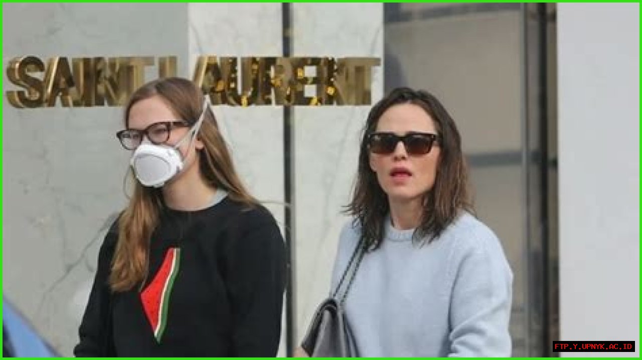 What You Need To Know About Violet Affleck's Mask