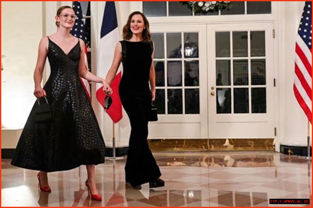 Why Does Jennifer Garner Insist On Wearing A Mask: A Deeper Look