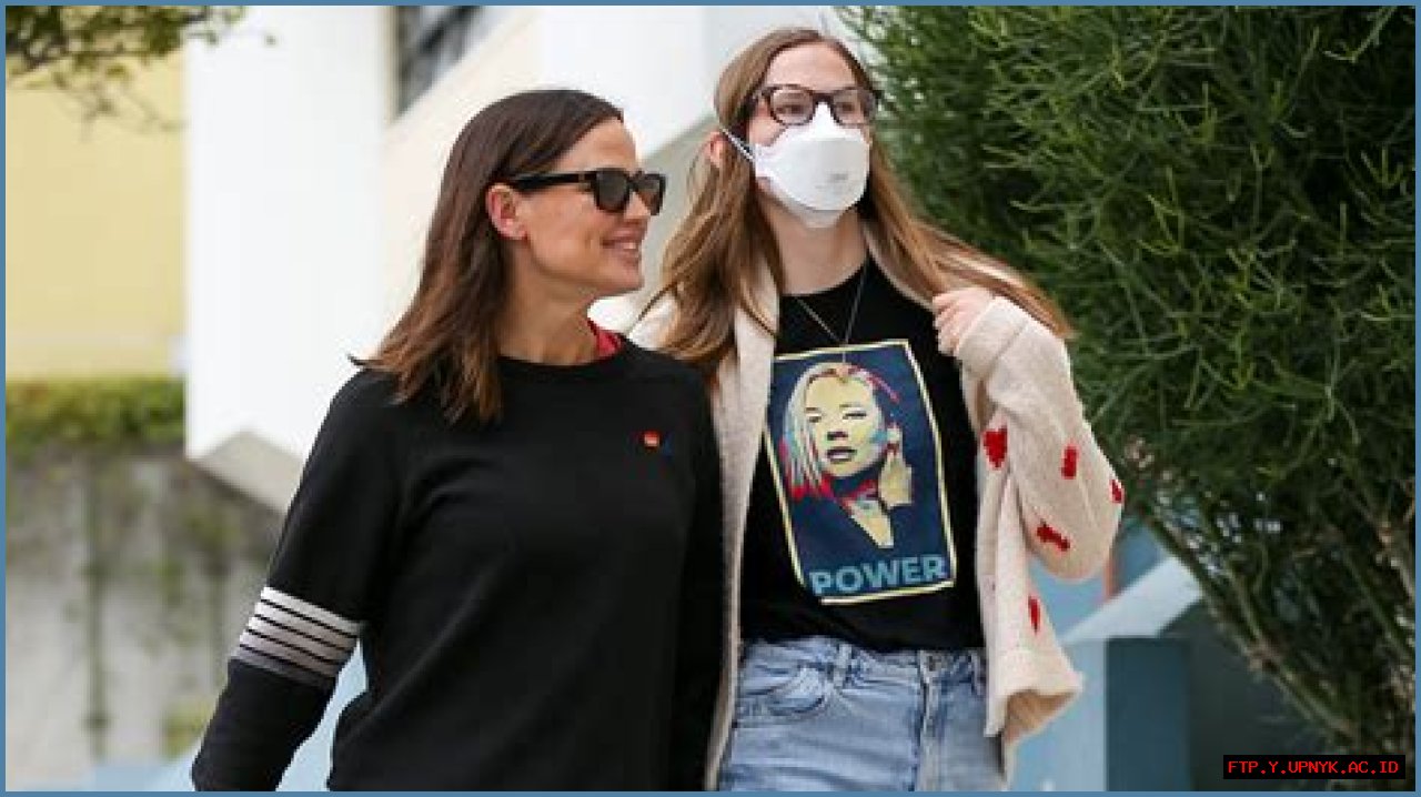Why Jennifer Garner's Daughter Avoids Cameras And Wears A Mask